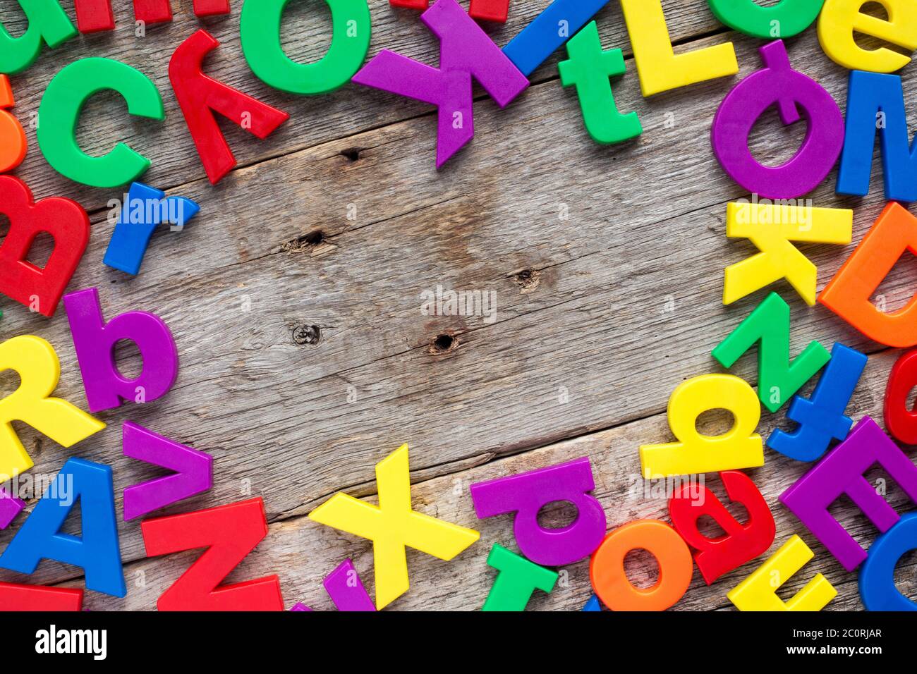 Obere Grenze von bunten Spielzeug Buchstaben Stockfoto