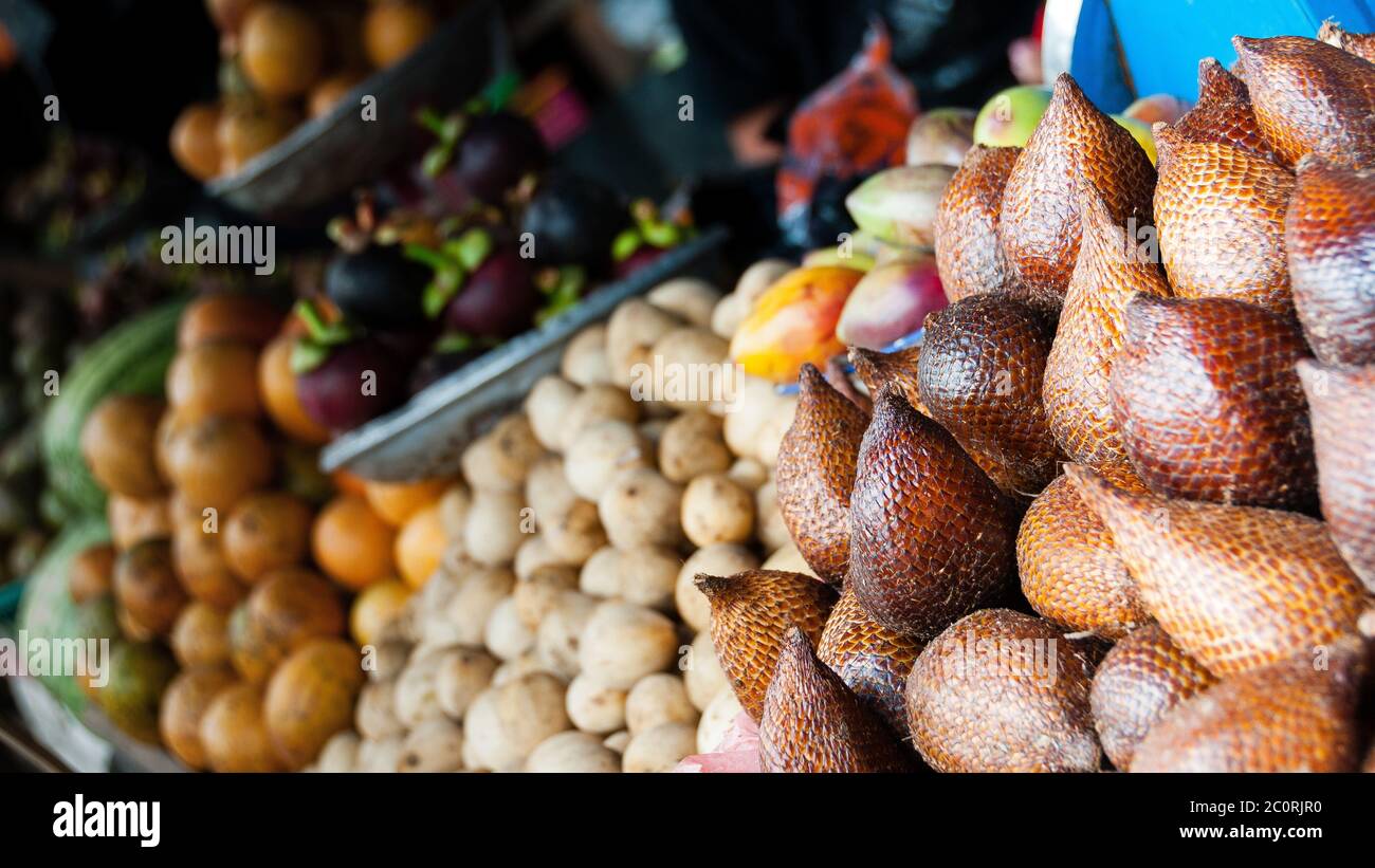 Verschiedene Arten von exotischen Früchte zum Verkauf auf einem lokalen Markt in Indonesien Stockfoto
