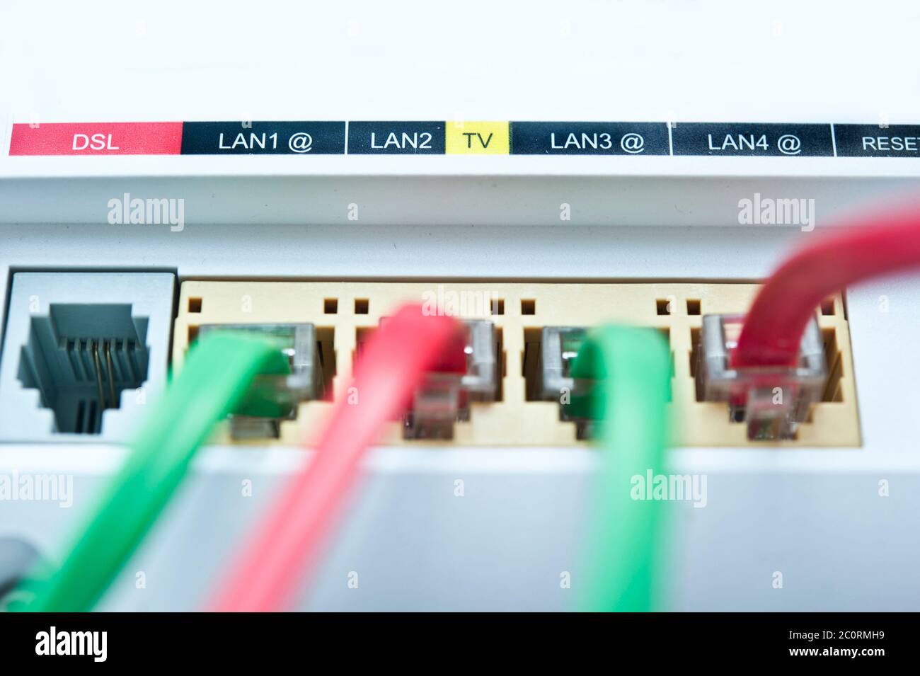 Buchsen und Kabel auf der Rückseite eines Breitband-Ethernet-Routers Stockfoto