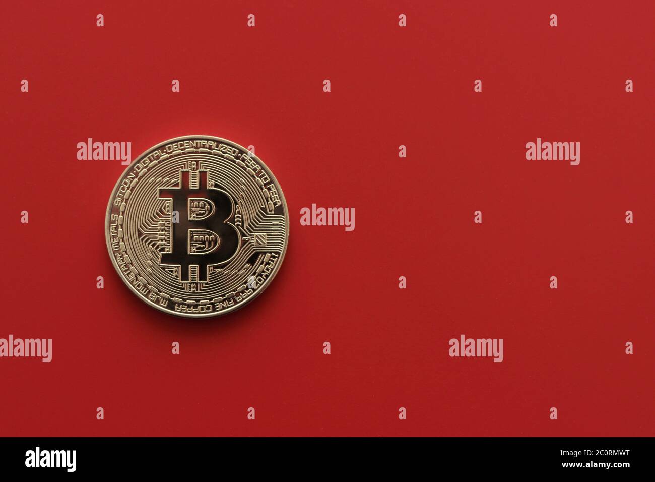 Bitcoin auf rotem Hintergrund Stockfoto