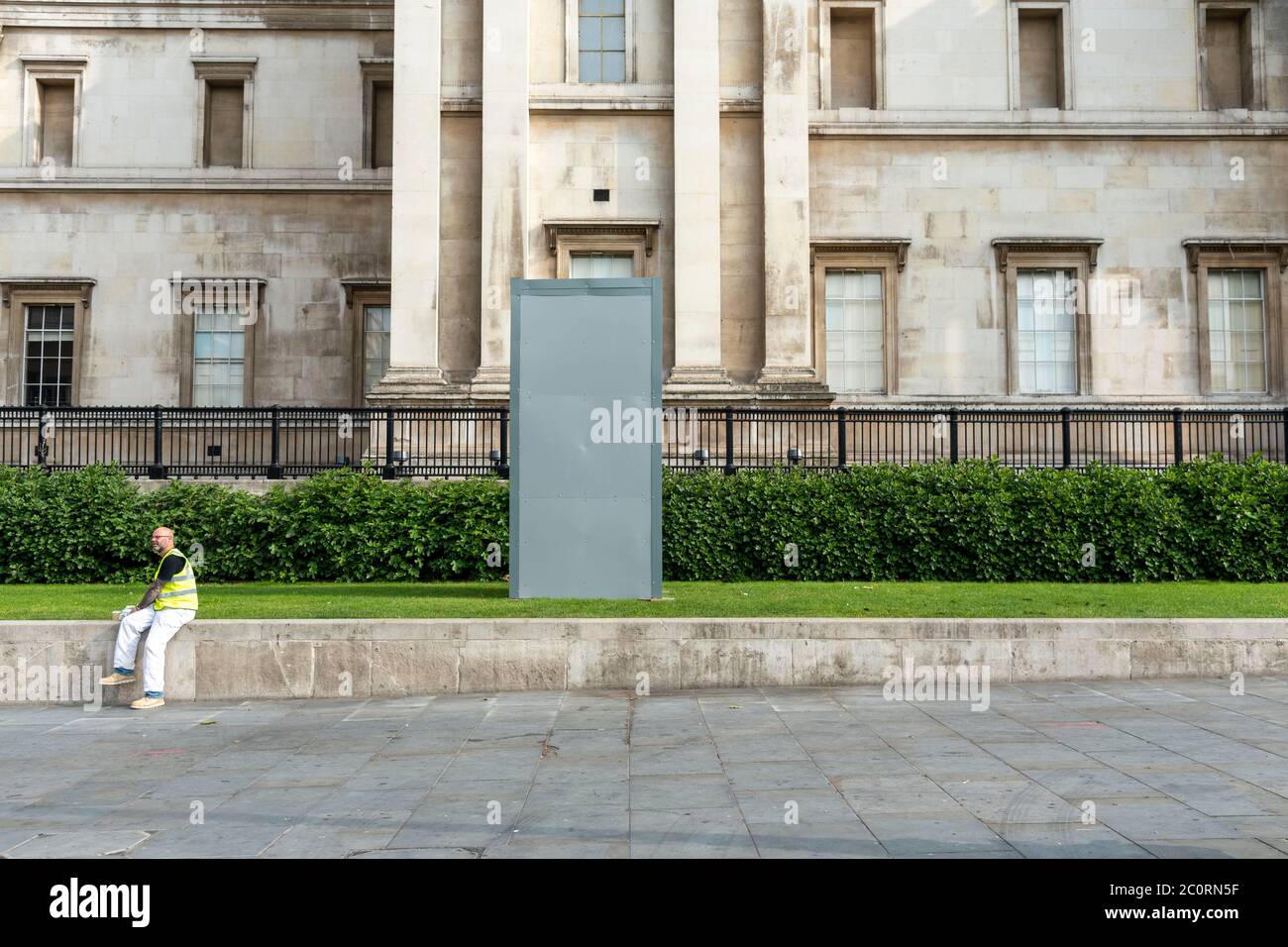 London, Großbritannien. Juni 2020. Ein Mann sitzt neben einer Statue von James II. Vor der Nationalgalerie.Trafalgar Square Statuen sind verladen, da sie zu den 78 ‘rassistischen Statuen gehören, die Demonstranten nach Kundgebungen von Black Lives Matter wegen Verbindungen zum Sklavenhandel niederreißen wollen. Kredit: SOPA Images Limited/Alamy Live Nachrichten Stockfoto