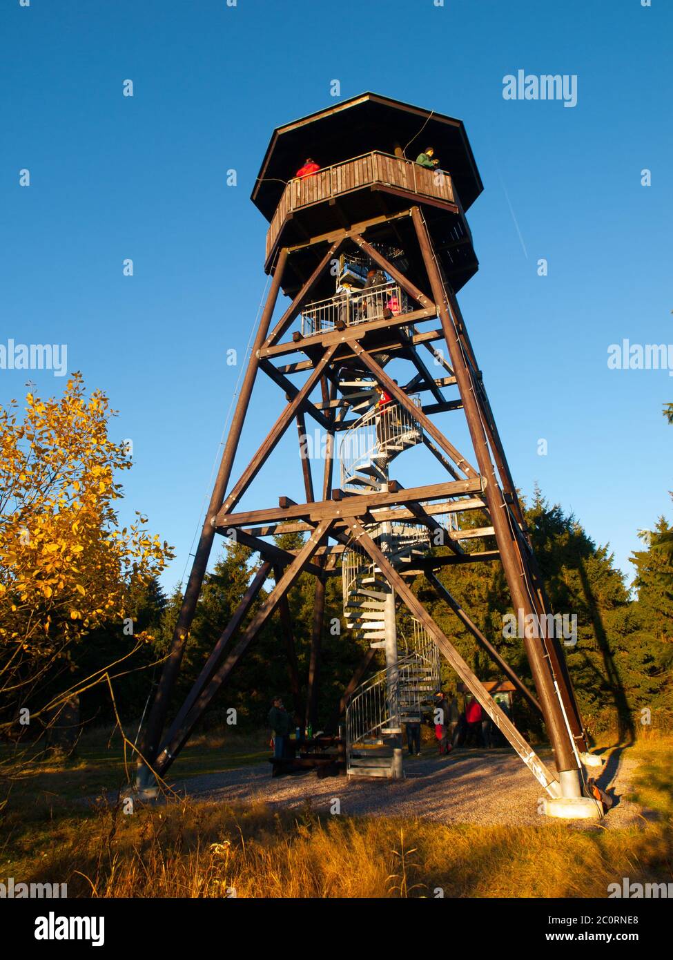 Hölzerner Aussichtsturm auf Annensky vrch oder Anns Hügel, in Orlicke hory, Tschechische Republik Stockfoto