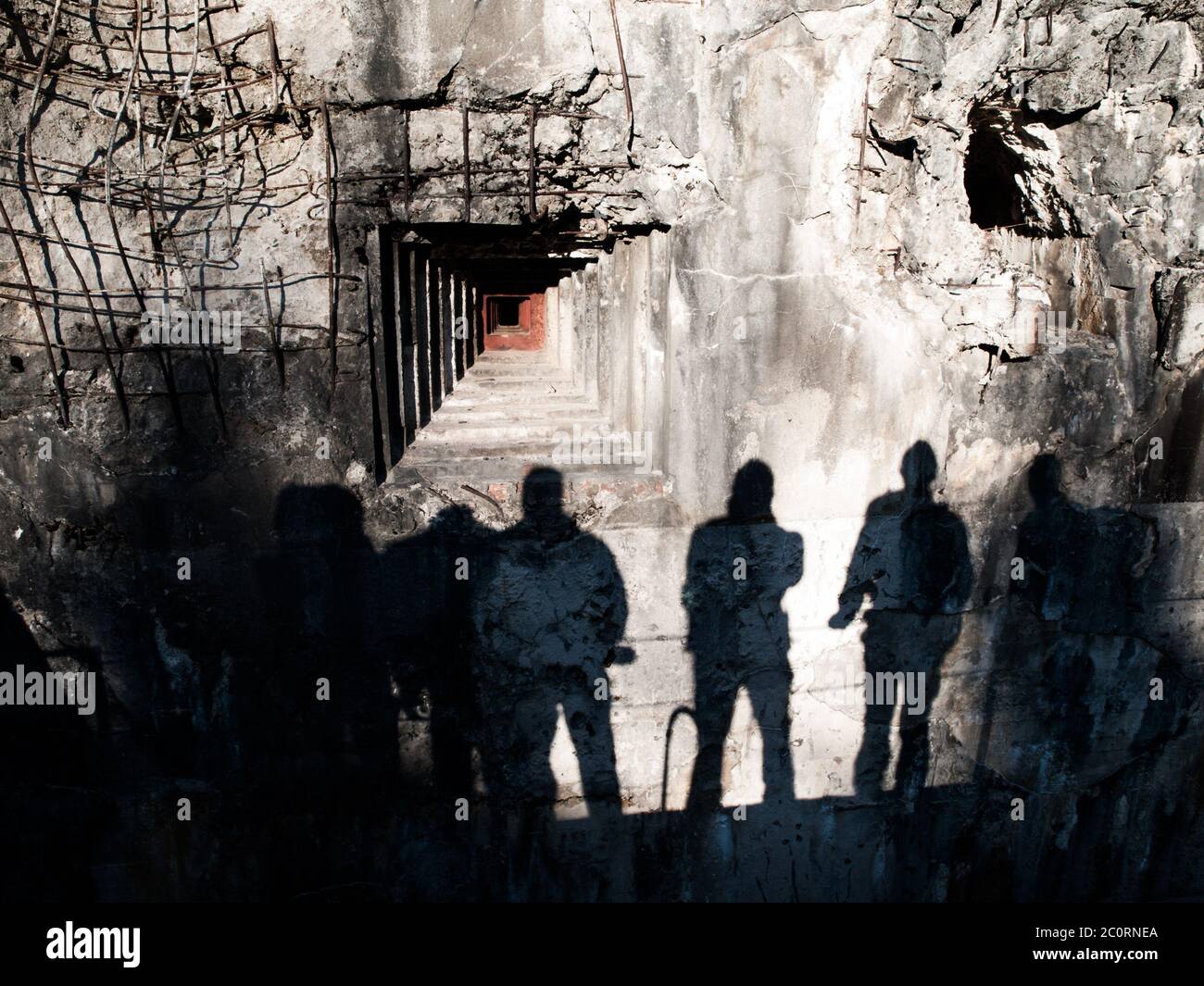 Schlupfloch in alten Militärbunker und Schatten von Männern auf verschwand Stockfoto