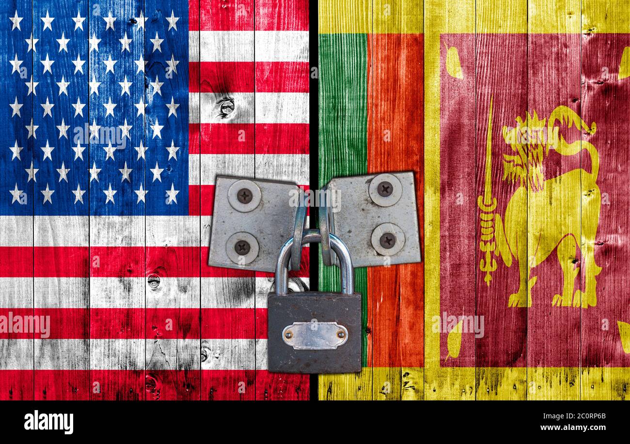 FLAGGE DER USA und Sri Lanka an der Tür mit Vorhängeschloss Stockfoto