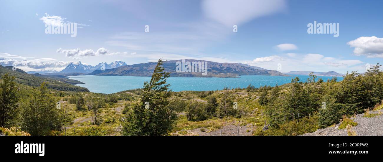 Blick über den Lago El Toro (Del Toro Lake) zum Cerro Paine Grande von Mirador Grey im Torres del Paine Nationalpark, Patagonien, Südchile Stockfoto
