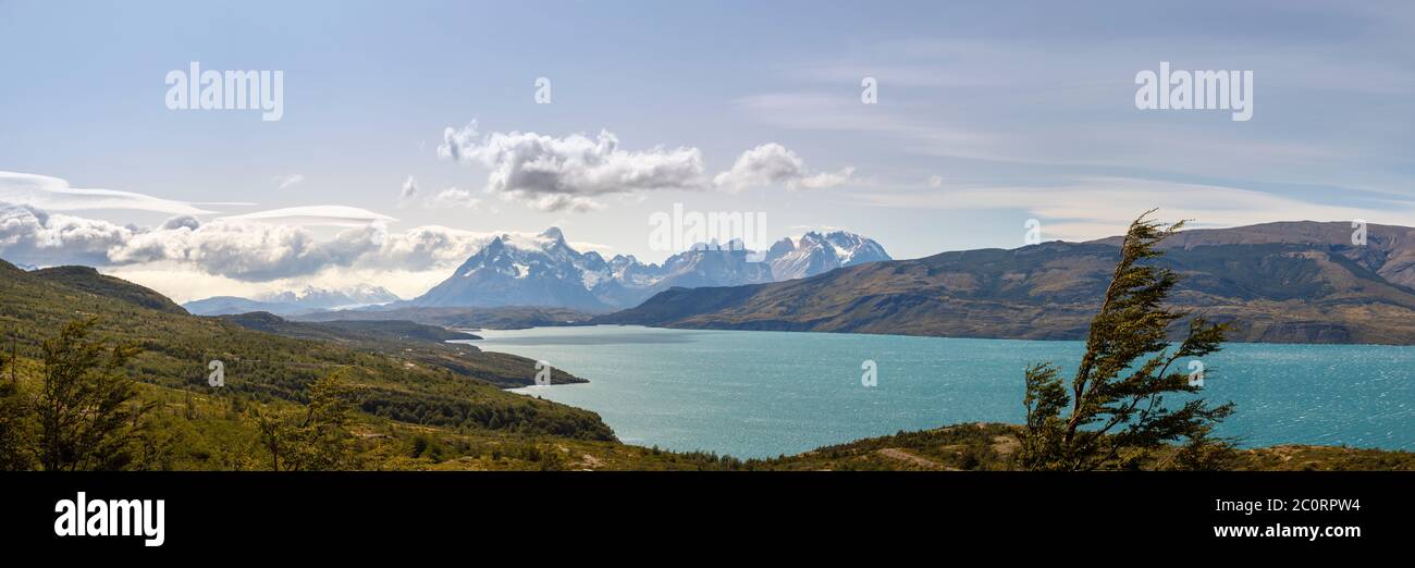 Blick über den Lago El Toro (Del Toro Lake) zum Cerro Paine Grande von Mirador Grey im Torres del Paine Nationalpark, Patagonien, Südchile Stockfoto