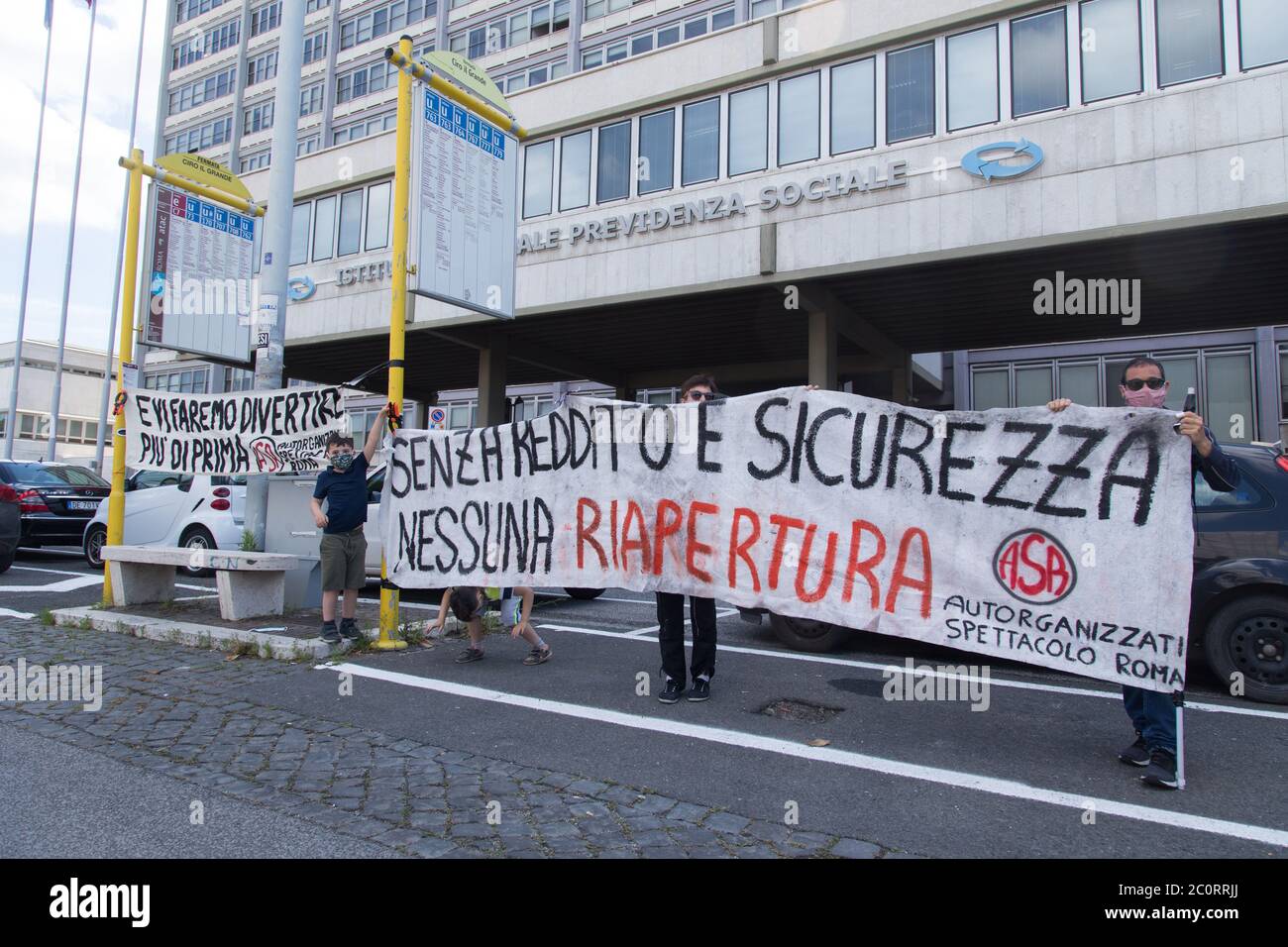 Roma, Italien. Juni 2020. Sitz vor dem Sitz des Istituto Nazionale della Previdenza Sociale (INPS) in Rom, organisiert von den selbstorganisierten Arbeitern der Unterhaltungsbranche, um die Zahlung der von der italienischen Regierung versprochenen Prämien und die Aufhebung der Regeln der sozialen Distanzierung zu verlangen. (Foto von Matteo Nardone/Pacific Press) Quelle: Pacific Press Agency/Alamy Live News Stockfoto