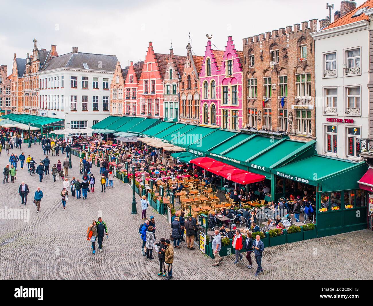 BRÜGGE, BELGIEN - 18. OKTOBER 2015: Marktplatz in Brügge mit bunten Häusern und Kaffeegärten, Belgien am 18. Oktober 2016. Stockfoto