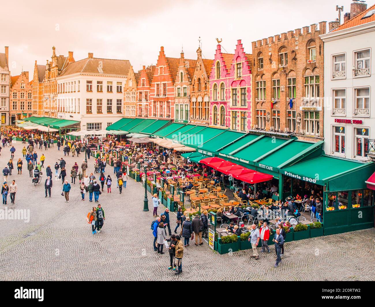 BRÜGGE, BELGIEN - 18. OKTOBER 2015: Marktplatz in Brügge mit bunten Häusern und Kaffeegärten, Belgien am 18. Oktober 2016. Stockfoto