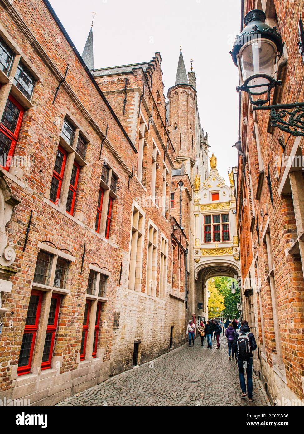 Brücke zwischen Gebäuden über die schmale Blinde-Ezelstraat, auch Blind Eselstraße genannt, in der Nähe des Burgplatzes, Brügge, Belgien. Stockfoto