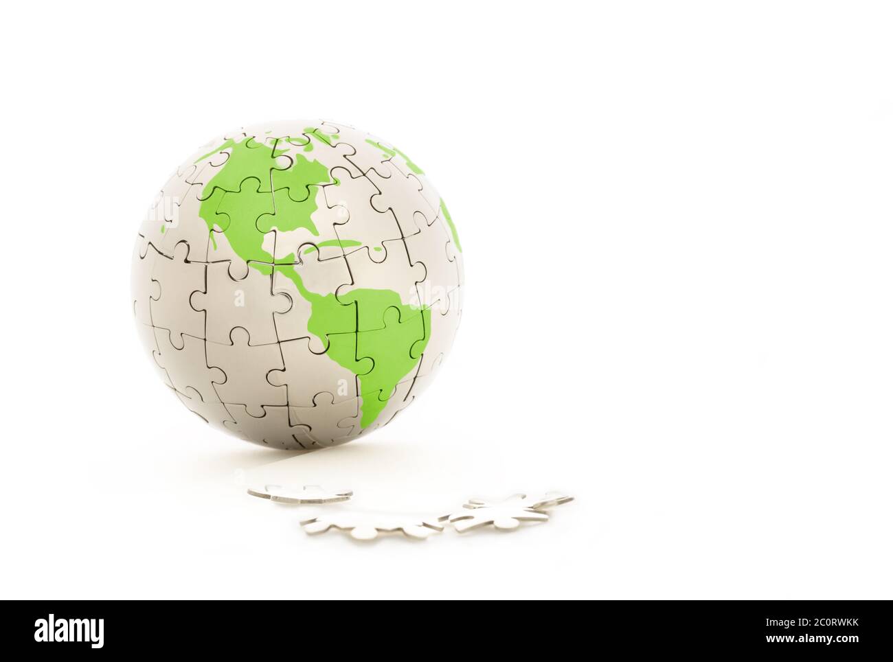Erde Puzzle mit grünen Weltkarte auf weißem Hintergrund, finden Sie die beste Lösung für das Umwelt-Konzept Stockfoto
