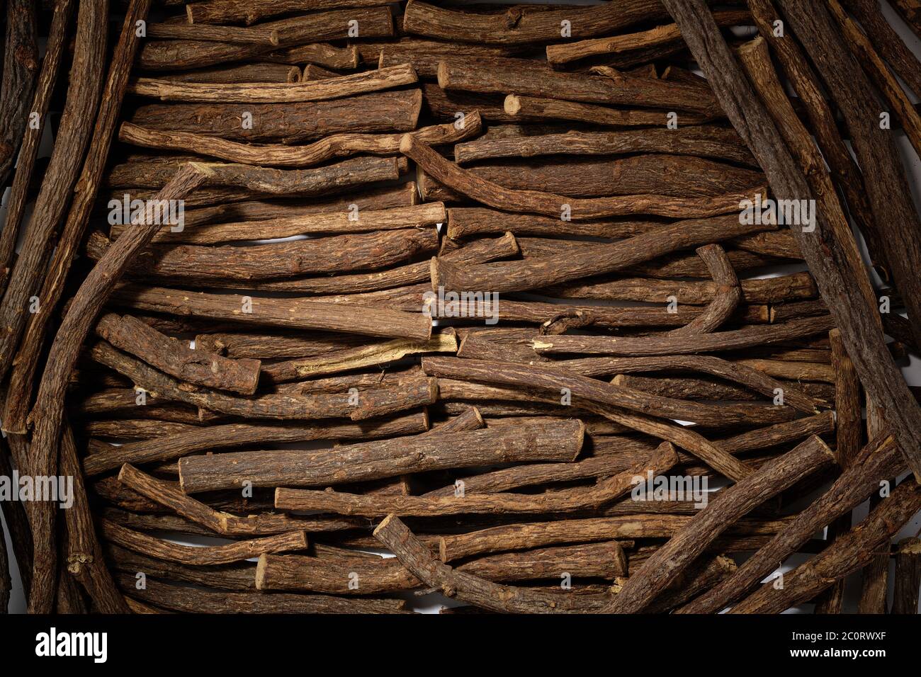 Lakritzstangen. Natürliche Pflanzenwurzeln, aus denen die süße Lakritze extrahiert wird. Stockfoto