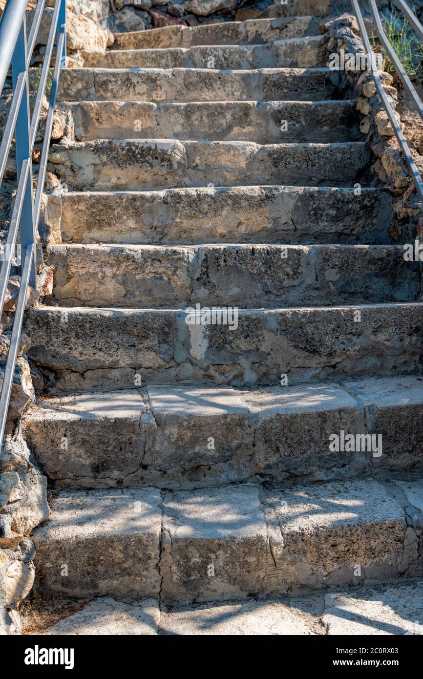 Steintreppe nach der Renovierung auf dem Weg, der vom St. George Kloster zum Jasper Strand, Kap Fiolent, Krim Russland führt. Berühmte 800 Schritte zum Stockfoto