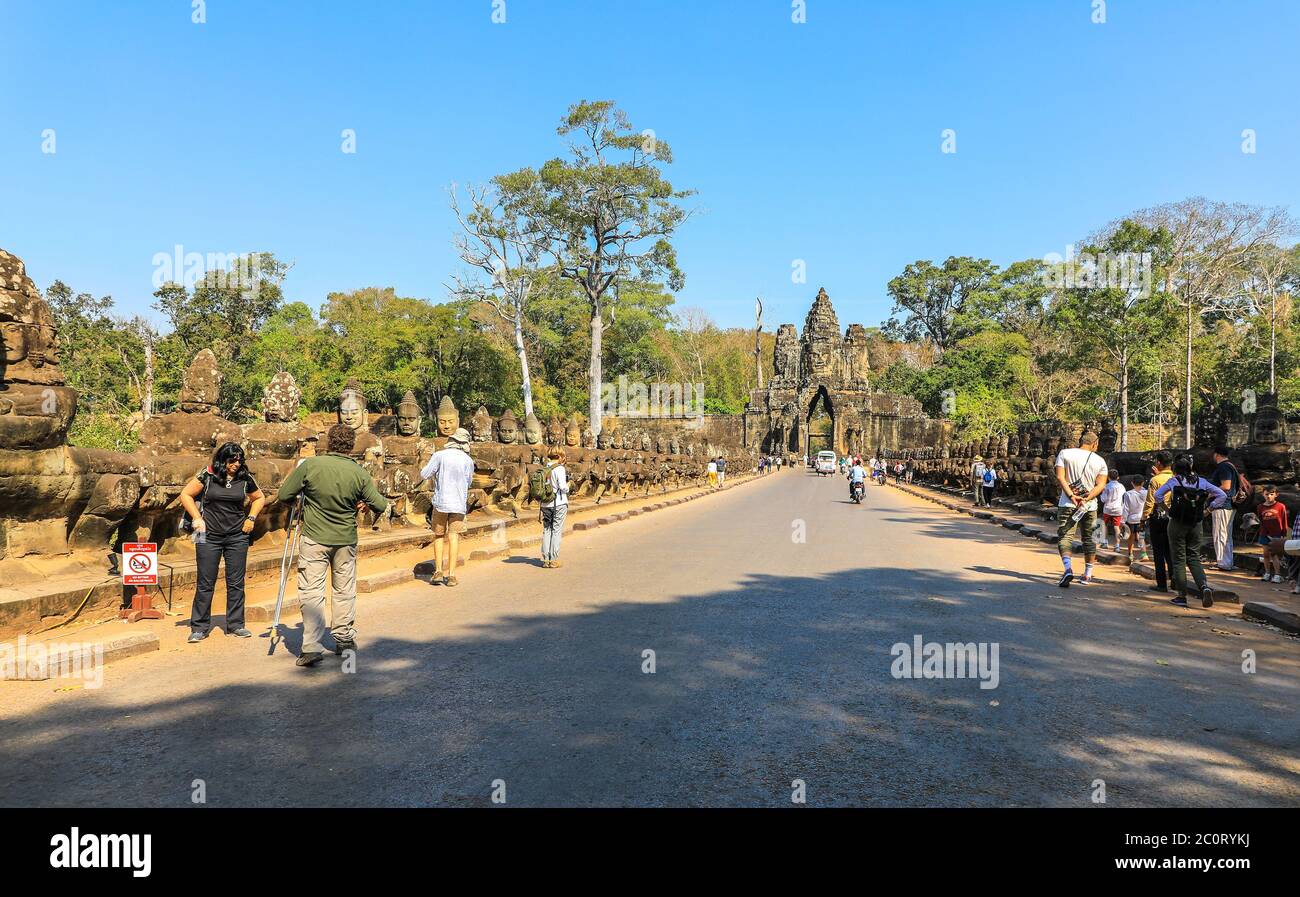 Götterreihen säumen den Weg zum Südeingang oder Tor des Angkor Thom Tempelkomplexes, Siem Reap, Kambodscha, Asien Stockfoto