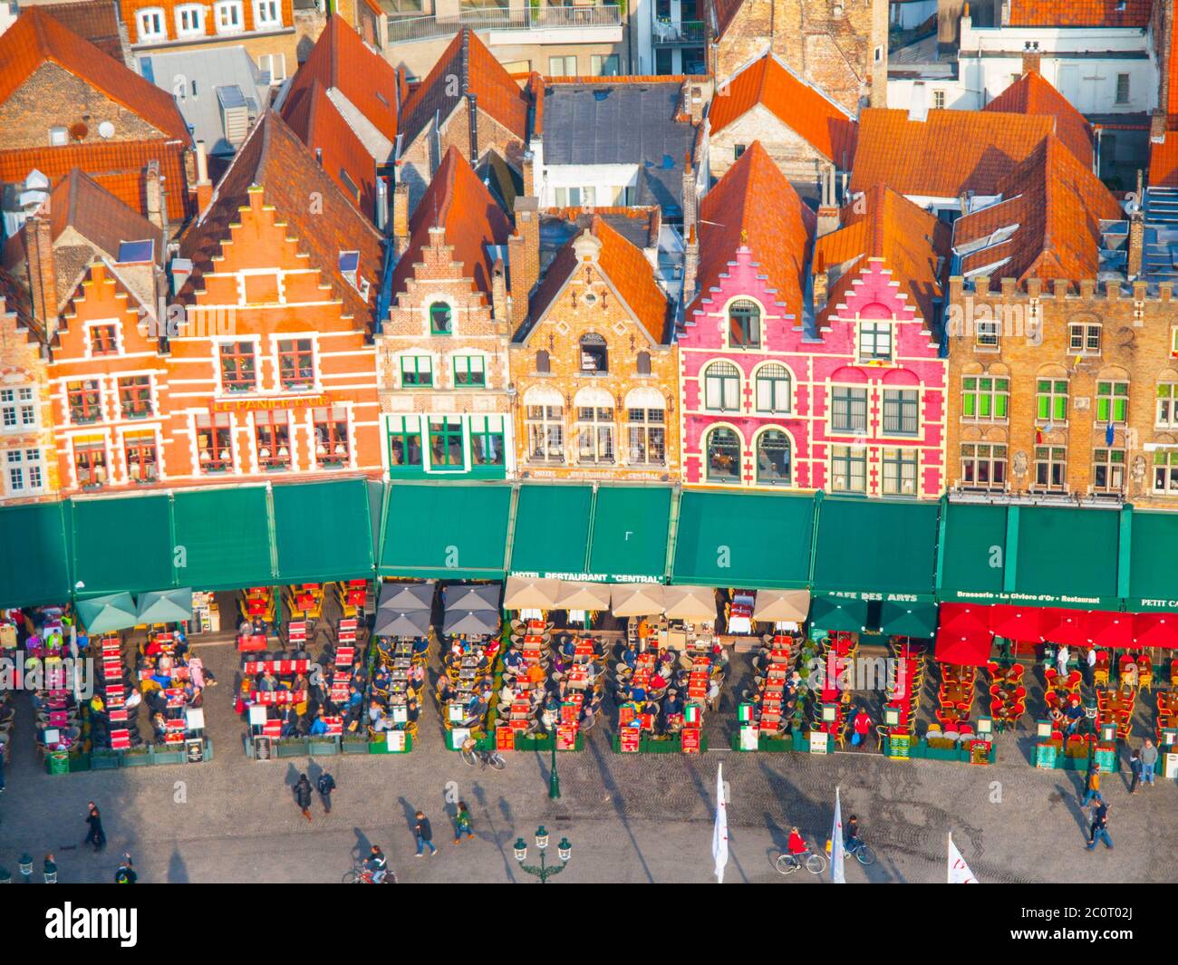 BRÜGGE, BELGIEN - 18. OKTOBER 2015: Marktplatz in Brügge mit bunten Häusern und Kaffeegärten, Belgien am 18. Oktober 2016. Stockfoto