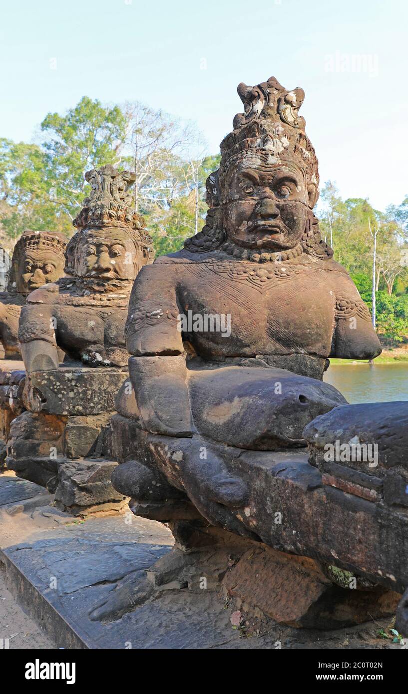 Götterreihen säumen den Weg zum Südeingang oder Tor des Angkor Thom Tempelkomplexes, Siem Reap, Kambodscha, Asien Stockfoto