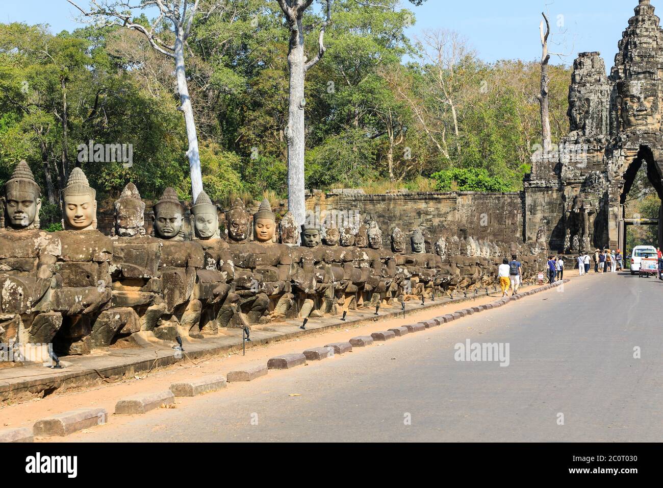 Götterreihen säumen den Weg zum Südeingang oder Tor des Angkor Thom Tempelkomplexes, Siem Reap, Kambodscha, Asien Stockfoto