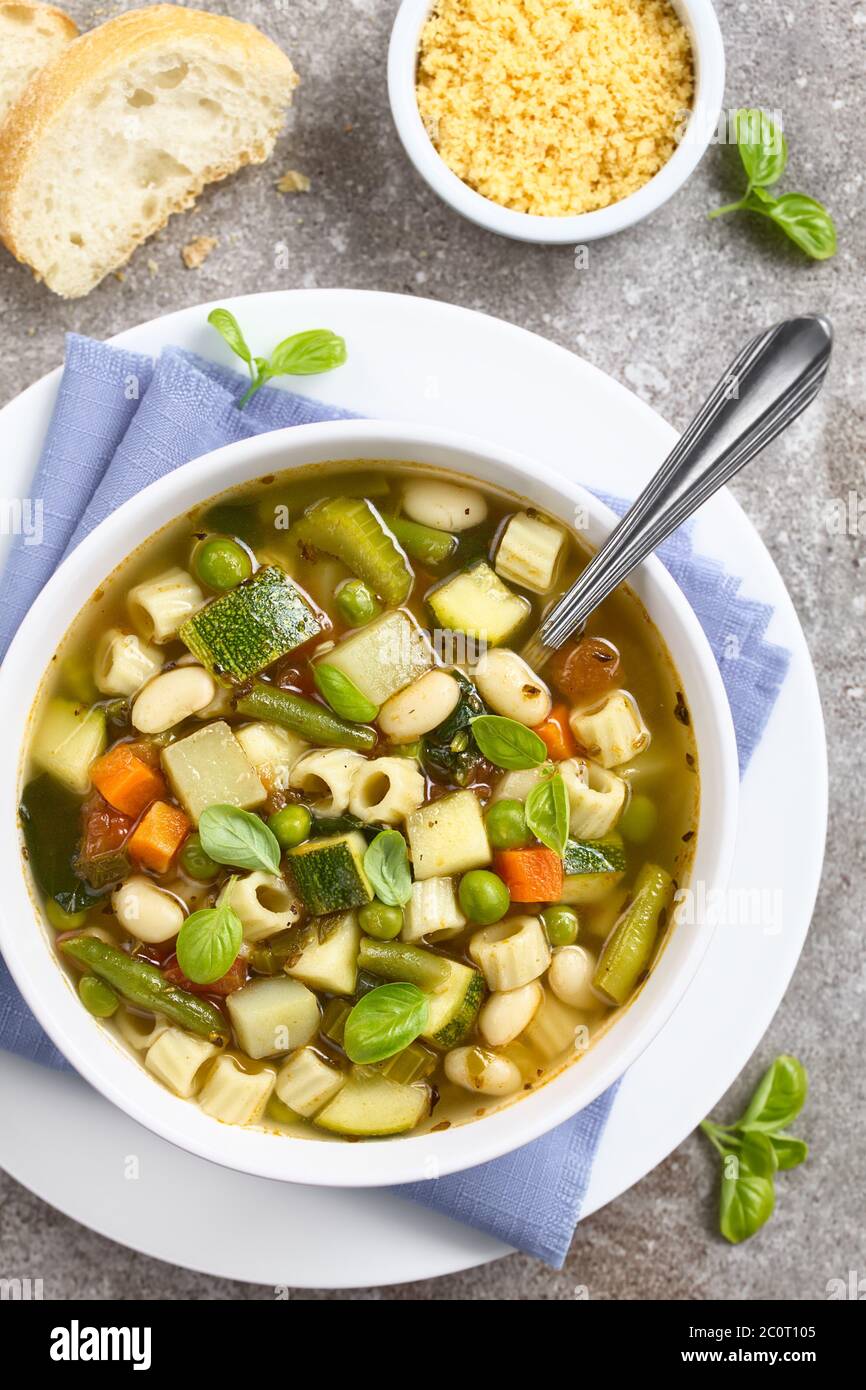 Frische hausgemachte Gemüsesuppe aus Zucchini, Sellerie, Karotten ...