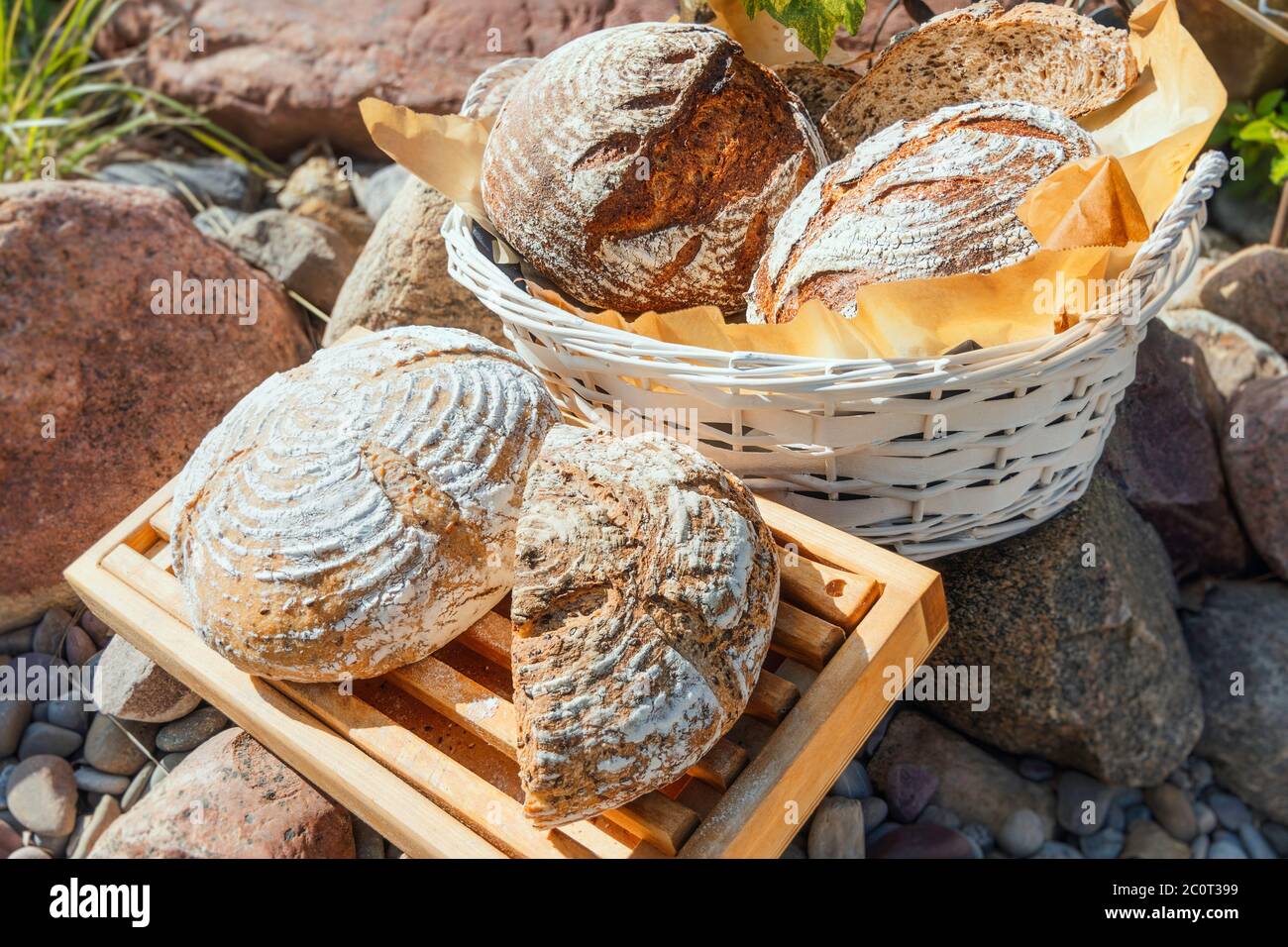 Bio-hausgemachtes Brot. Frisch gebackenes, handgemachtes Sauerteigbrot. Gesunde Ernährung. Mit 100% Vollkorn, gekeimtem Mehl und ohne Zusatz von Zucker und Vegeta Stockfoto