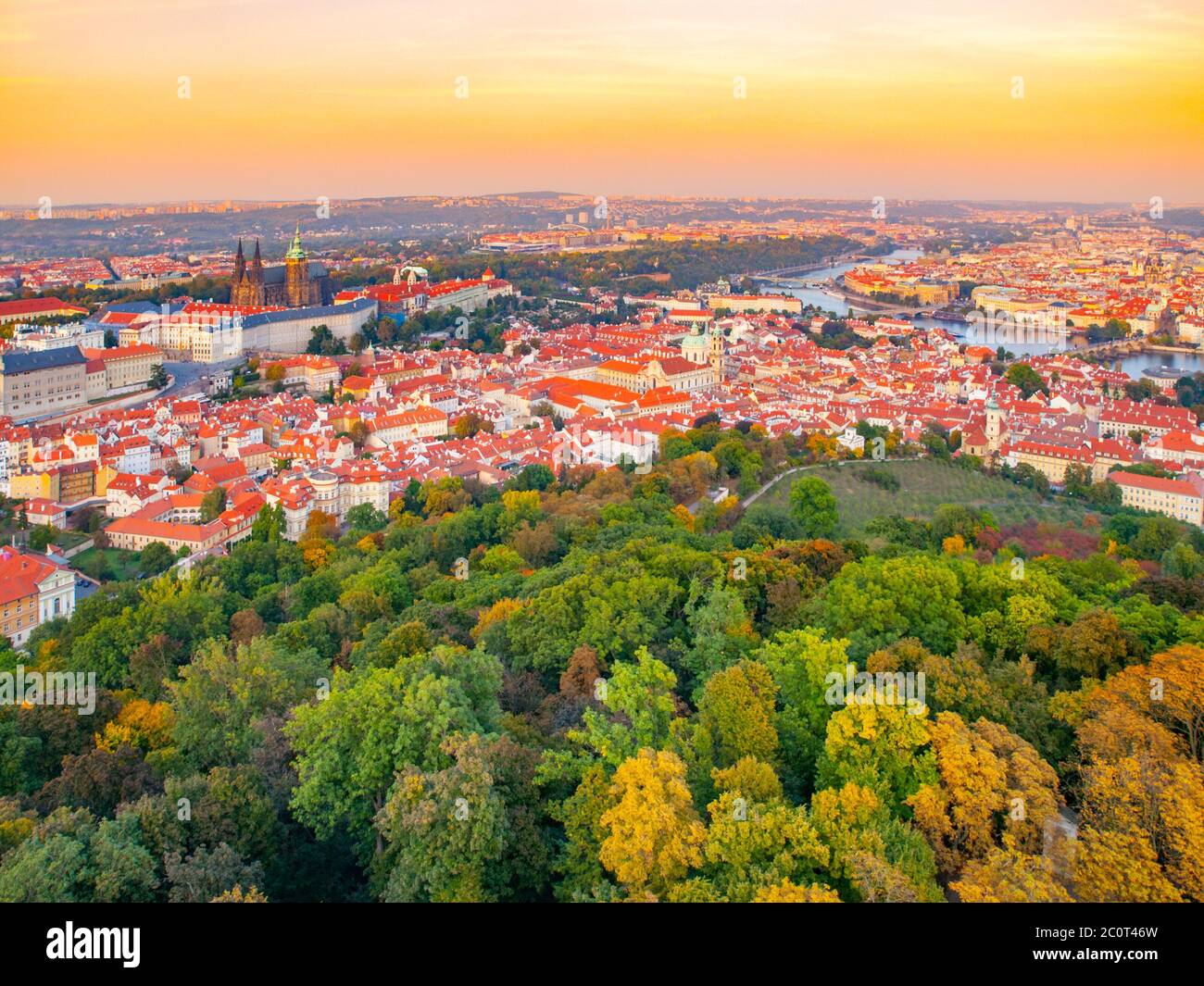 Prag Stadtpanorama mit Burg, Kleinseite und Moldau. Aufnahme vom Aussichtsturm Petrin, Tschechien, Europa. Stockfoto