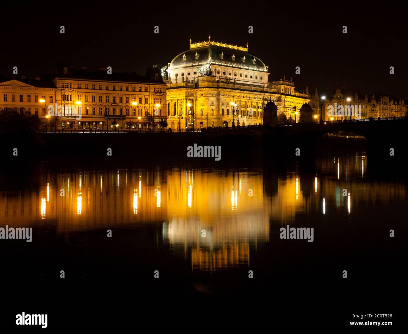 Beleuchtetes Nationaltheater in Prag bei Nacht mit Reflexion in der Moldau, Tschechische Republik Stockfoto