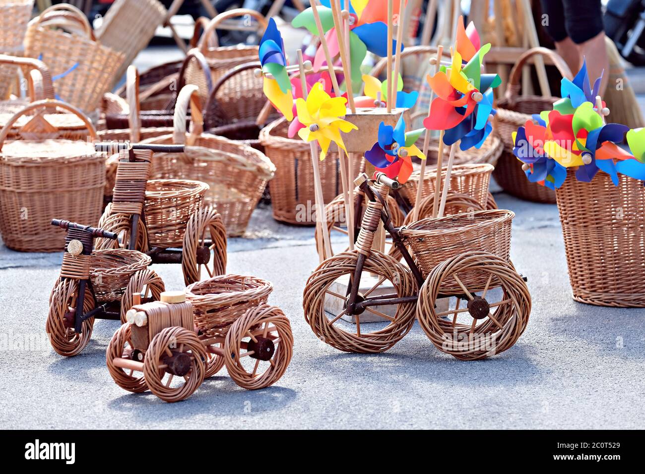 Korbspielzeug auf einem Flohmarkt Stockfoto