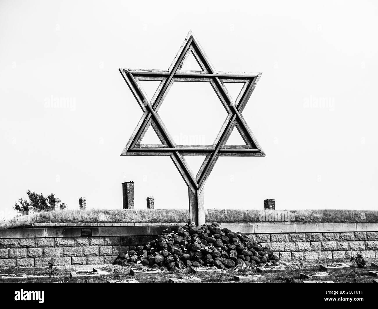 Friedhof bei der kleinen Festung in Terezin, Tschechische Republik, schwarz-weiß Bild Stockfoto