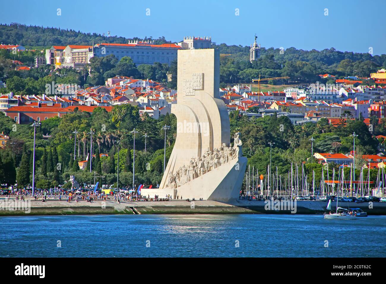 Padrao dos Descobrimentos oder Monument der Entdeckungen; am Ufer des Flusses Tejo mit der Stadt im Hintergrund, Belem, Lissabon, Portugal. Stockfoto