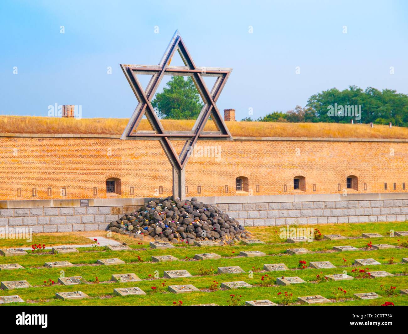 Jüdisches Symbol - Davidstern auf dem Gedenkfriedhof auf der kleinen Festung von Terezin, aka Theresienstadt, Tschechische Republik. Stockfoto