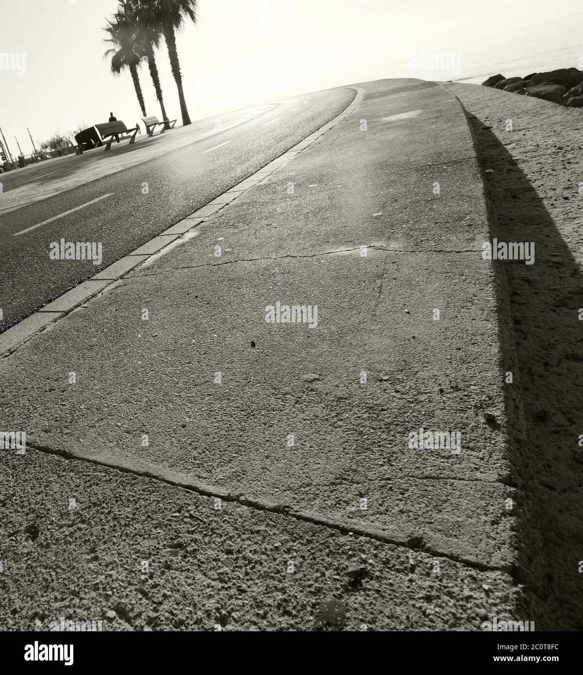 Sonnigen Radweg entlang der Mittelmeerküste Stockfoto