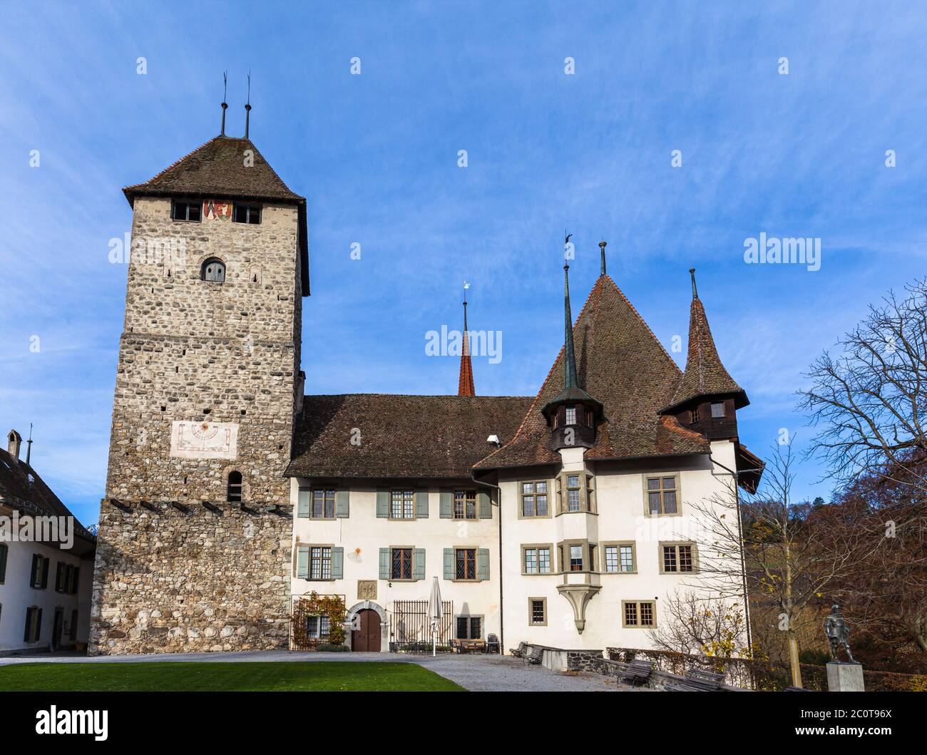 Schöne Aussicht auf Schloss Spiez am Thunersee an einem sonnigen Herbsttag mit blauer Himmelswolke, einem Schweizer Kulturerbe von nationaler Bedeutung, in Stockfoto