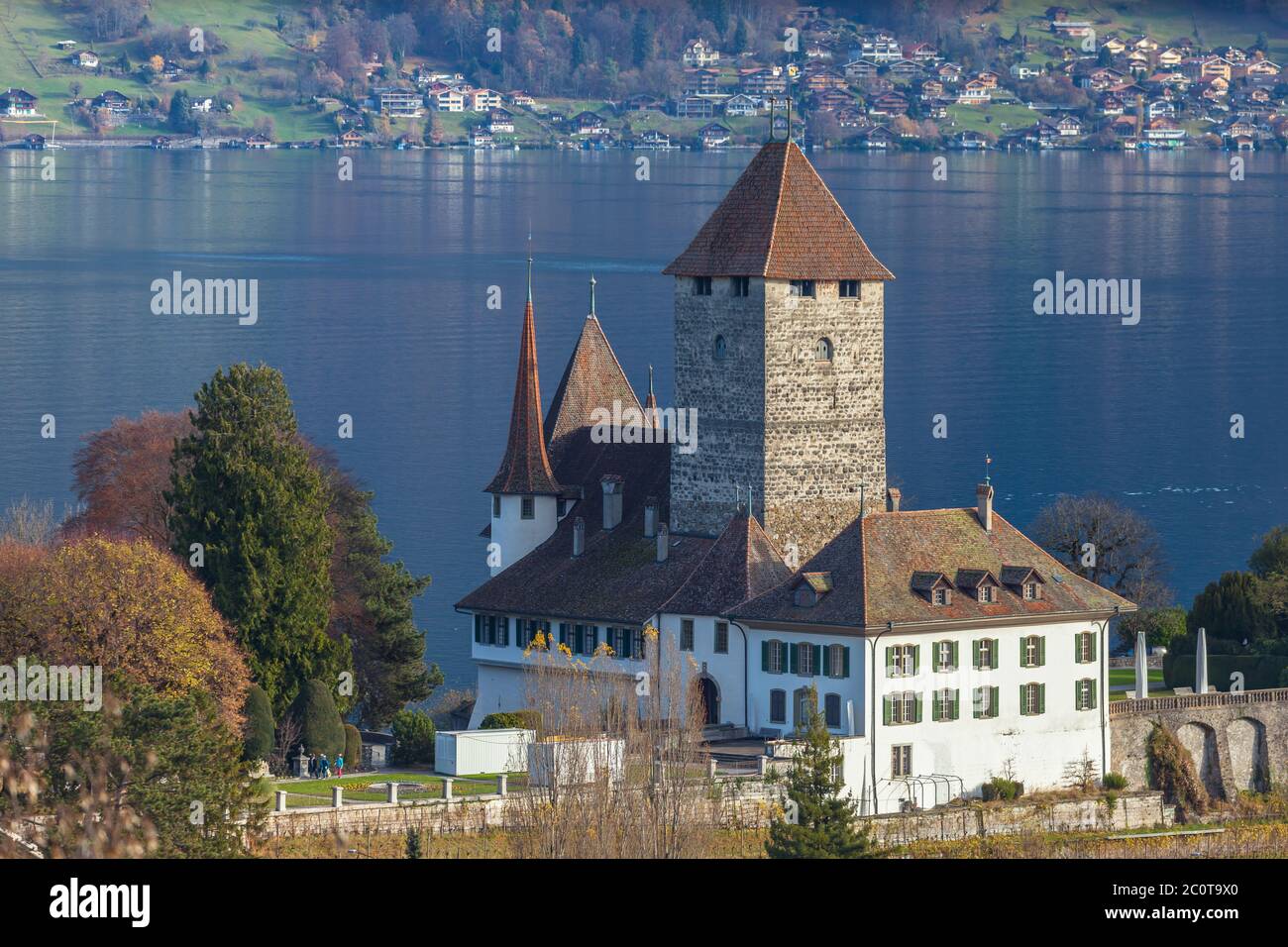 Idyllischer Blick auf Schloss Spiez mit Thunersee im Hintergrund an einem sonnigen Herbsttag, einem Schweizer Kulturdenkmal von nationaler Bedeutung auf Berner Stockfoto