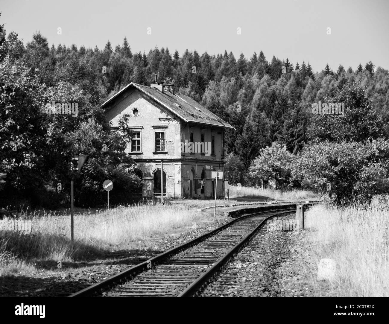 Kleine alte Bahnhof in ländlicher Umgebung, Mikulov, Tschechische Republik, schwarz-weiß-Bild Stockfoto