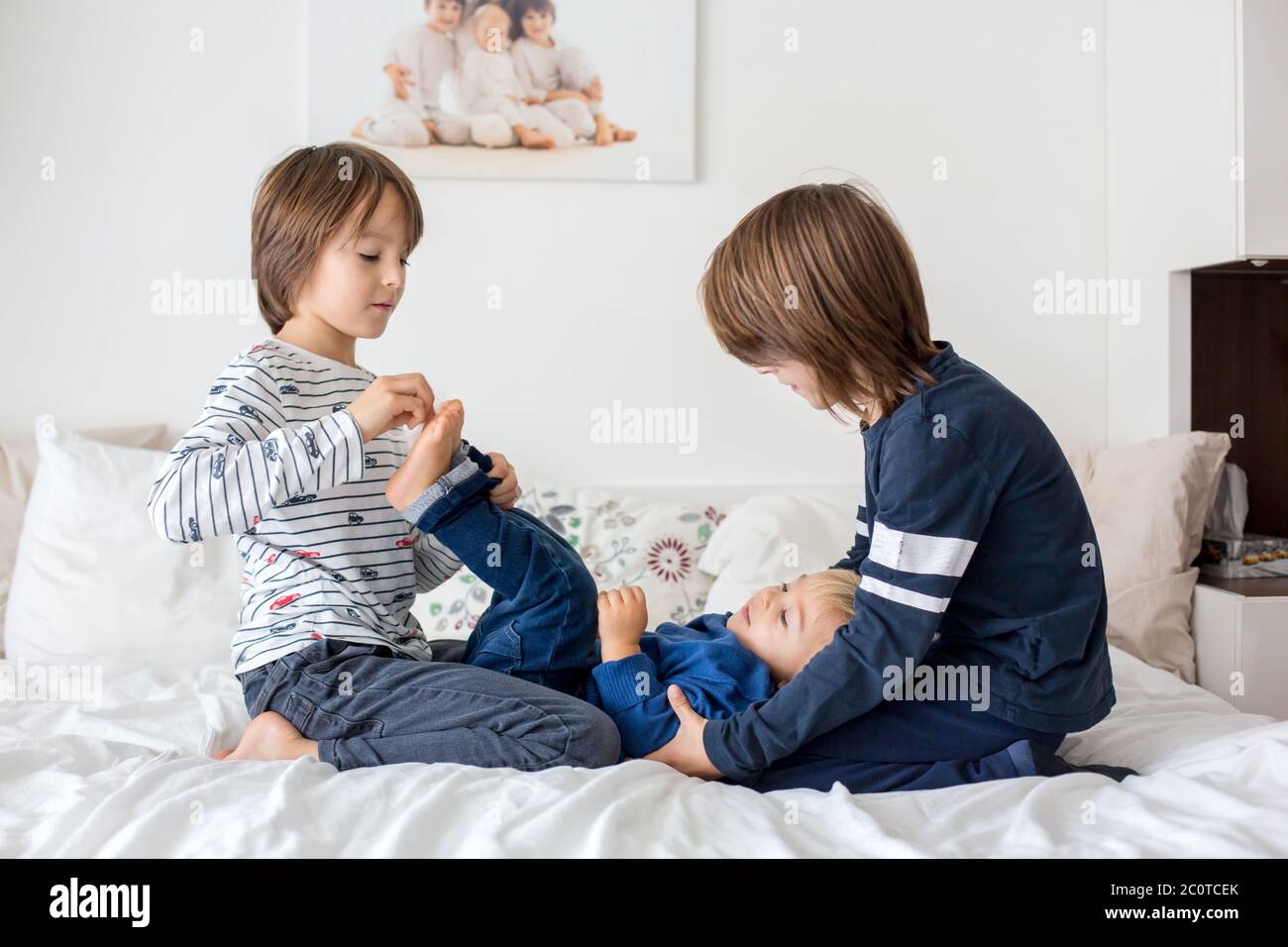 Kinder, Brüder, spielen zu Hause, kitzeln Füße lachen und lächeln Stockfoto