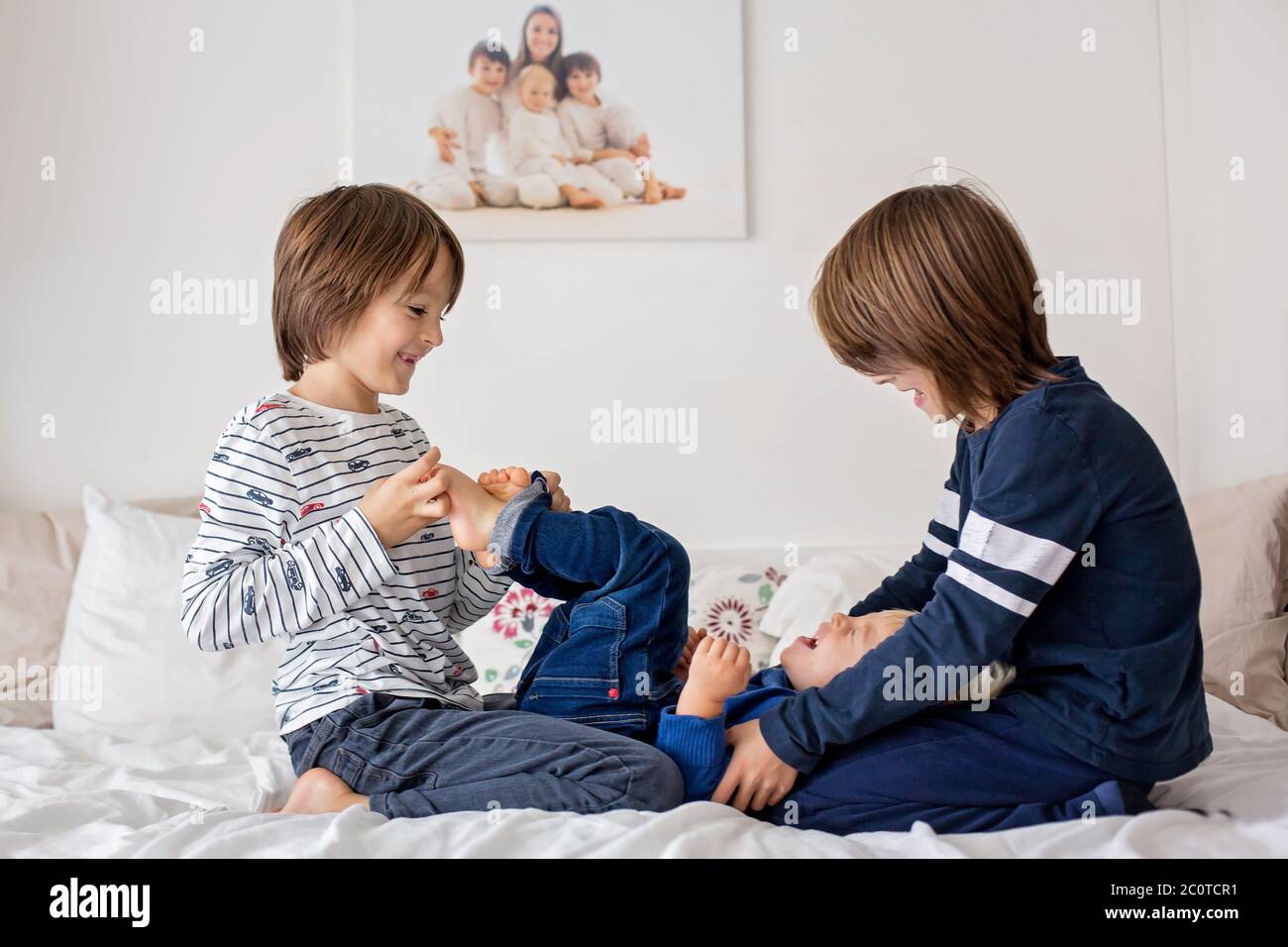 Kinder, Brüder, spielen zu Hause, kitzeln Füße lachen und lächeln Stockfoto