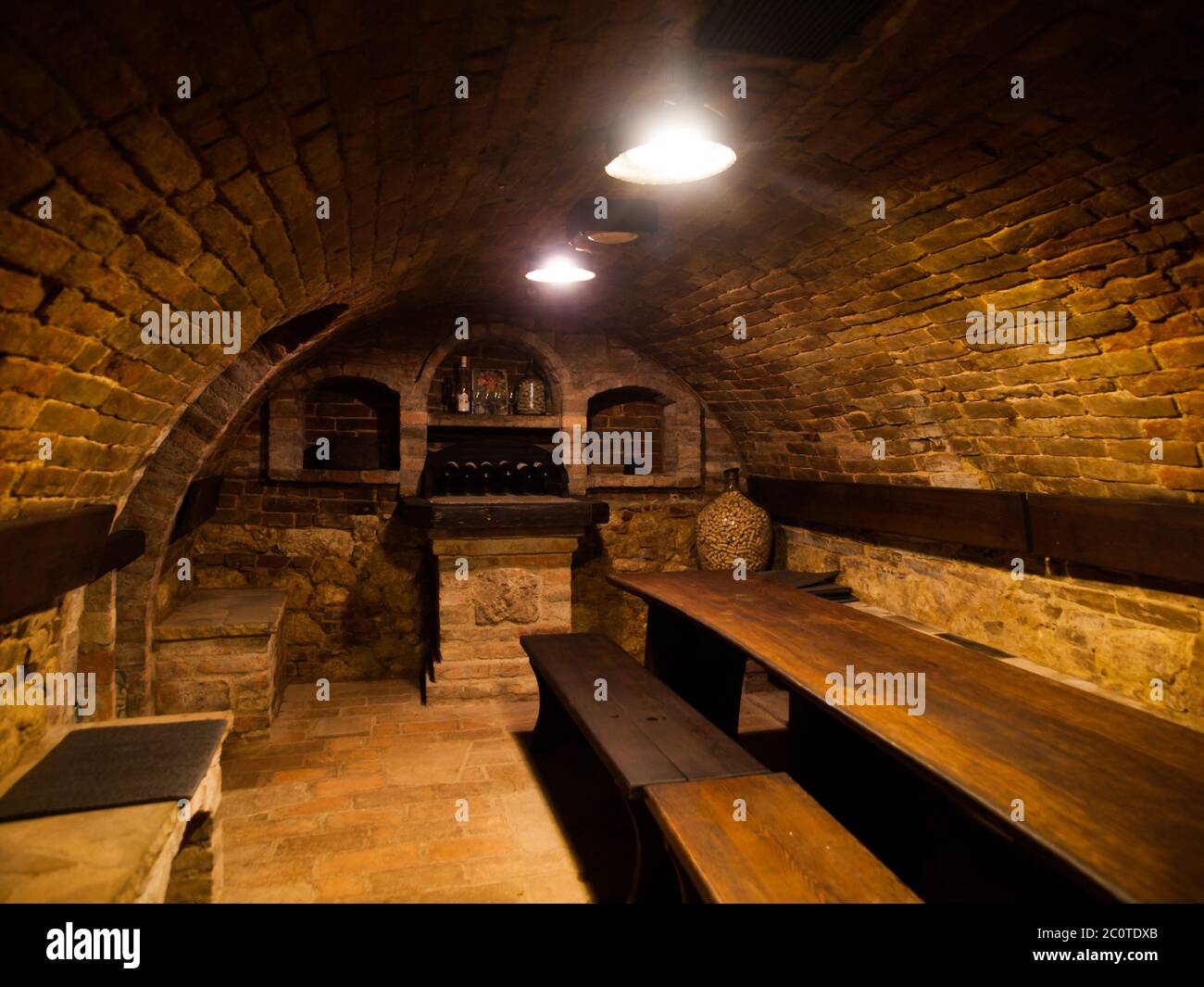 Dunkler Weinkeller mit Tischen, Tschechische Republik Stockfoto