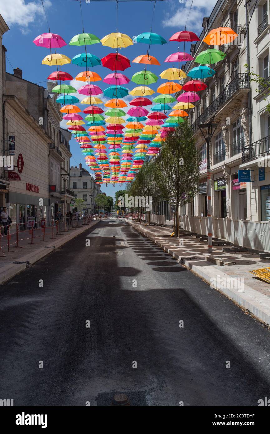 Sonnenschirmdekoration in der Hauptstraße Stockfoto