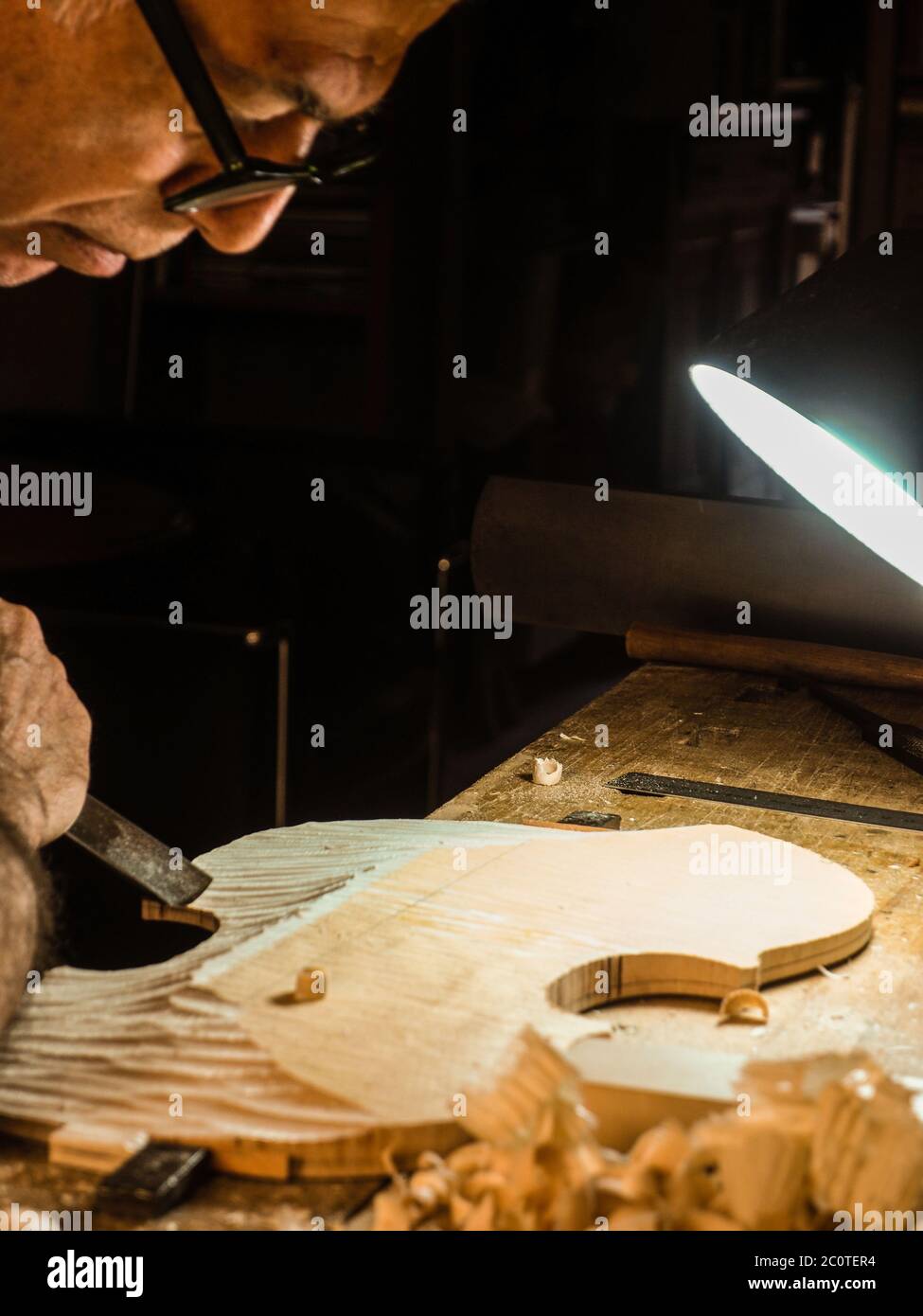 Der professionelle Geigenbauer Robert Gasser arbeitet an der Herstellung einer handgefertigten Violine mit der alten traditionellen Methode des Stradivarius Stockfoto