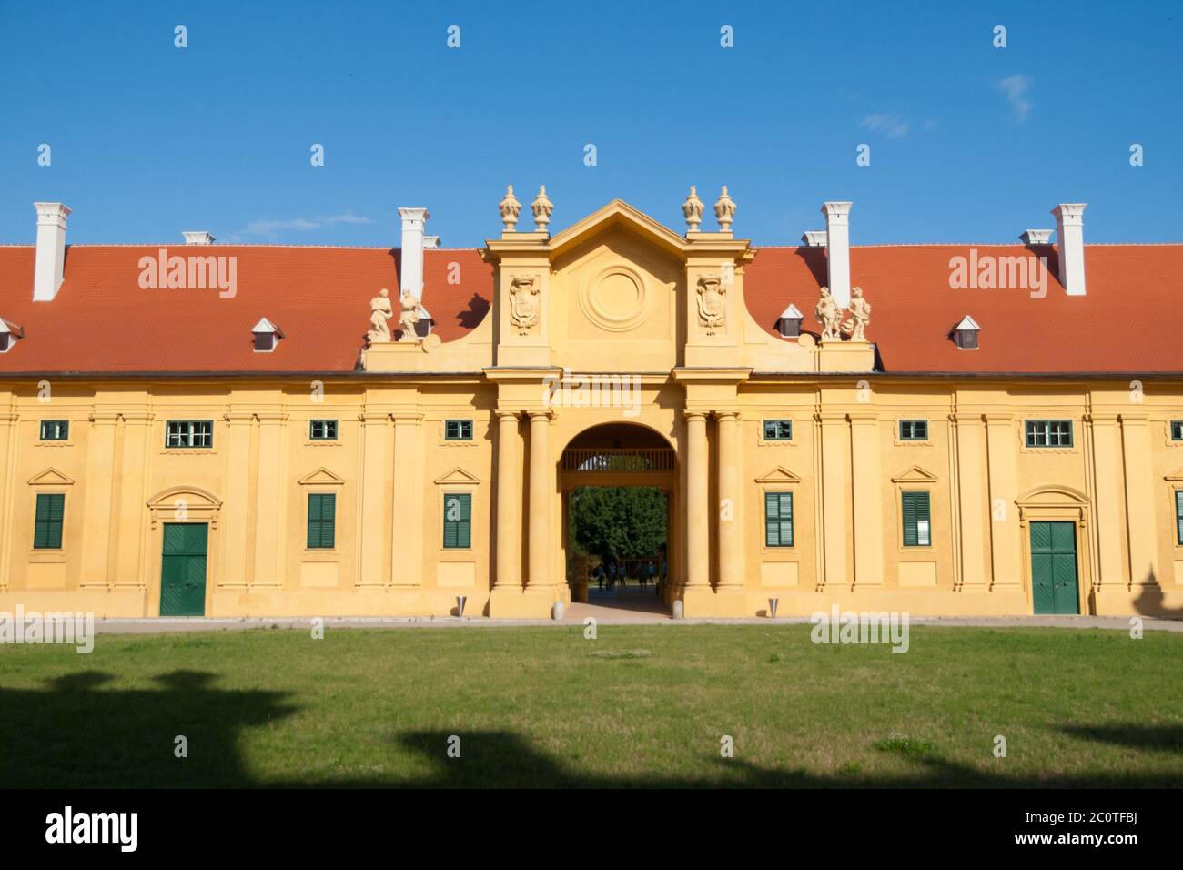 Barockes Eingangstor zum Reithalle im Schloss Lednice, Tschechische Republik Stockfoto