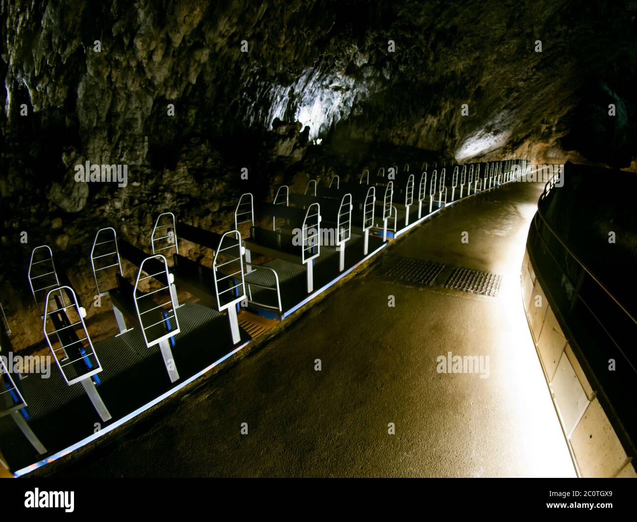 Leerer Zug in der Endstation der Höhle Postojna. Es ist die einzige und einzigartige touristische Höhlenbahn in der Welt, Slowenien. Stockfoto