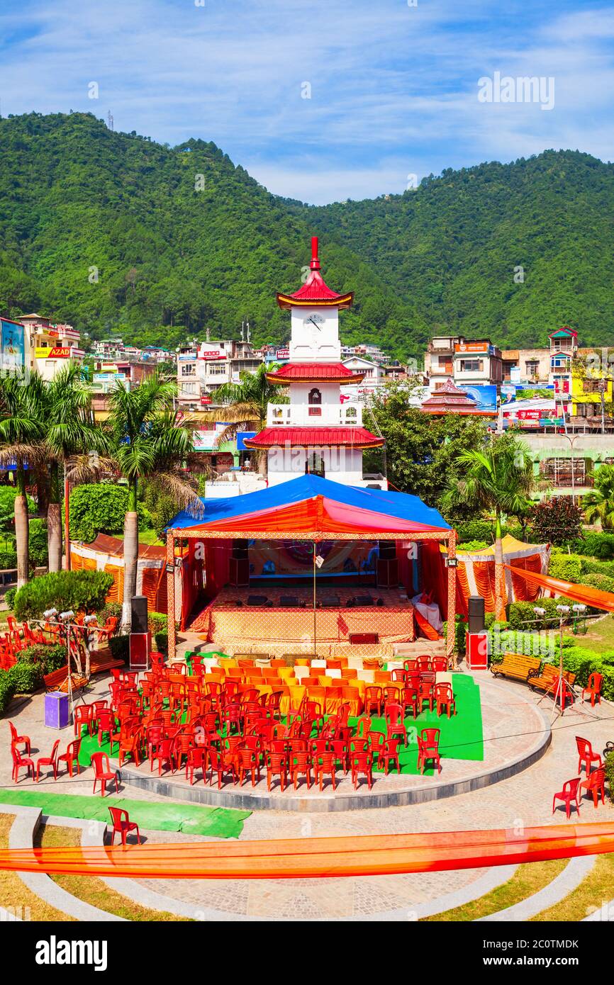 Mandi, INDIEN - 05. OKTOBER 2019: Uhrturm im Versunkenen öffentlichen Garten in Mandi, Bundesstaat Himachal Pradesh in Indien Stockfoto