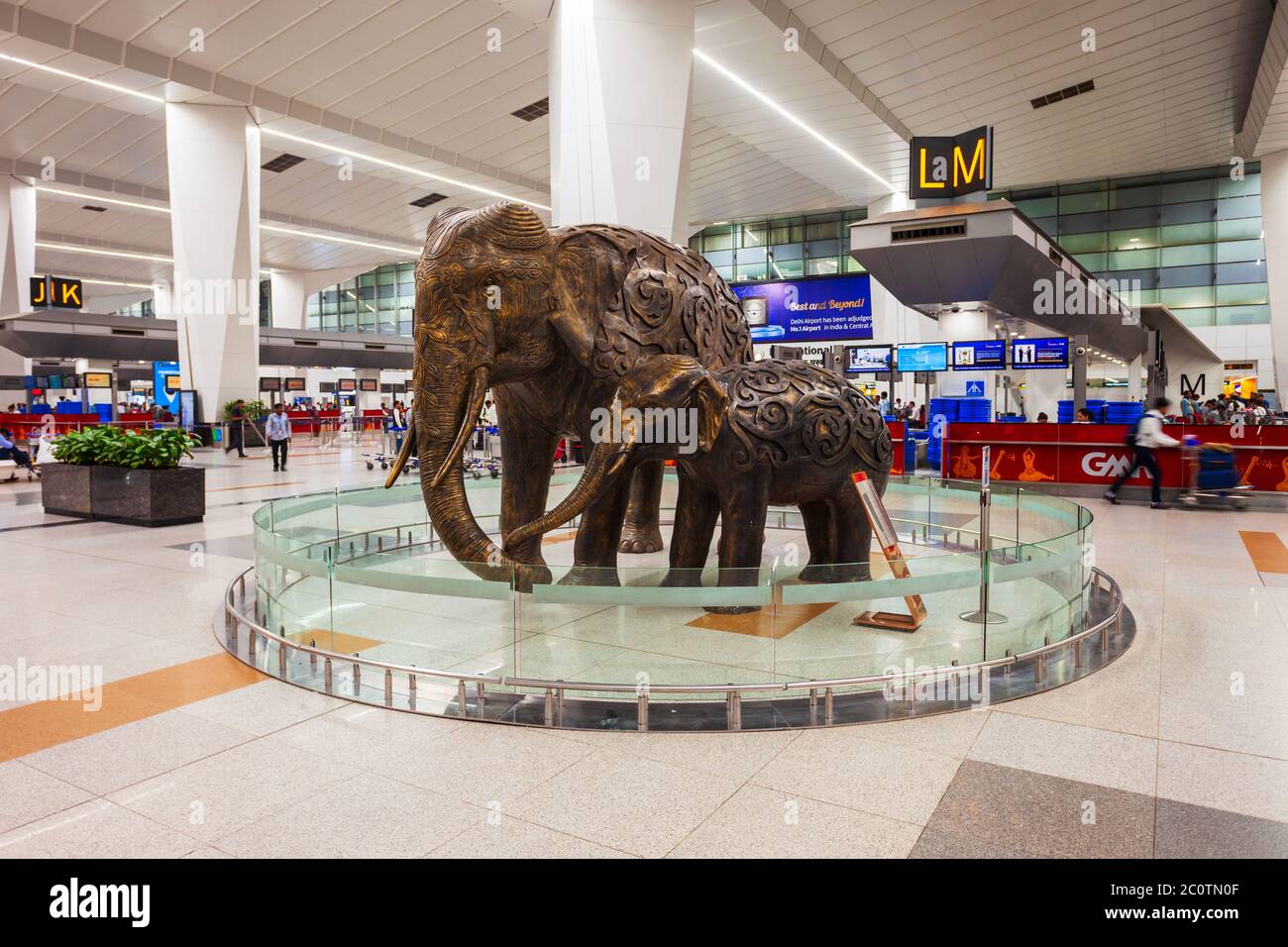 NEU-DELHI, INDIEN - 07. OKTOBER 2019: Elefanten Skulpturen auf dem Indira Gandhi International Airport in Neu-Delhi Stadt in Indien. Stockfoto