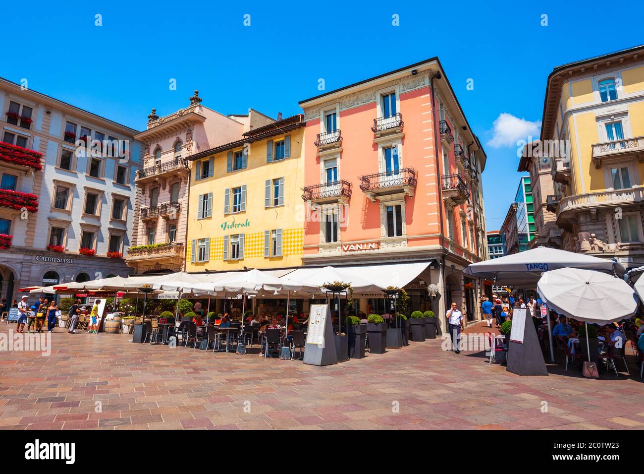 LUGANO, SCHWEIZ - 09. JULI 2019: Street Cafe an der Piazza della Riforma oder Reformation Platz, der Hauptplatz in Lugano Stadt im Tessin Kanton, Schweiz Stockfoto