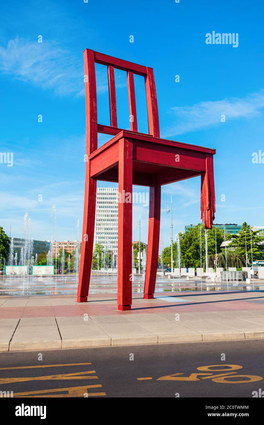 Genf, Schweiz - 20. JULI 2019: kaputter Stuhl oder Sessel Cassee ist eine  hölzerne Skulpturen des Schweizer Künstlers Daniel Berset und Louis Geneve  in Genf Stockfotografie - Alamy