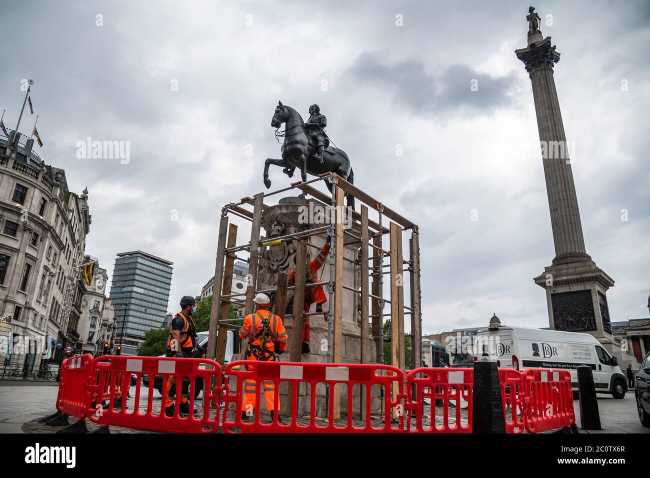 London, Großbritannien. Juni 2020. Die Statue von Karl I. ist als Reaktion auf Befürchtungen vertuschelt, dass die Proteste von Black Lives Matter dazu führen werden, dass sie von Menschen, die darauf klettern, beschädigt wird. Es ist eine der ältesten Statuen in London. Kredit: Guy Bell/Alamy Live Nachrichten Stockfoto