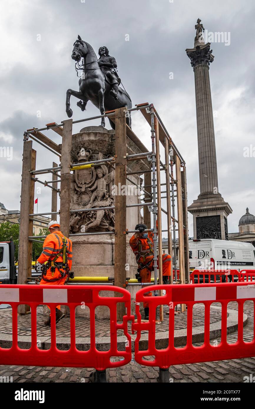 London, Großbritannien. Juni 2020. Die Statue von Karl I. ist als Reaktion auf Befürchtungen vertuschelt, dass die Proteste von Black Lives Matter dazu führen werden, dass sie von Menschen, die darauf klettern, beschädigt wird. Es ist eine der ältesten Statuen in London. Kredit: Guy Bell/Alamy Live Nachrichten Stockfoto