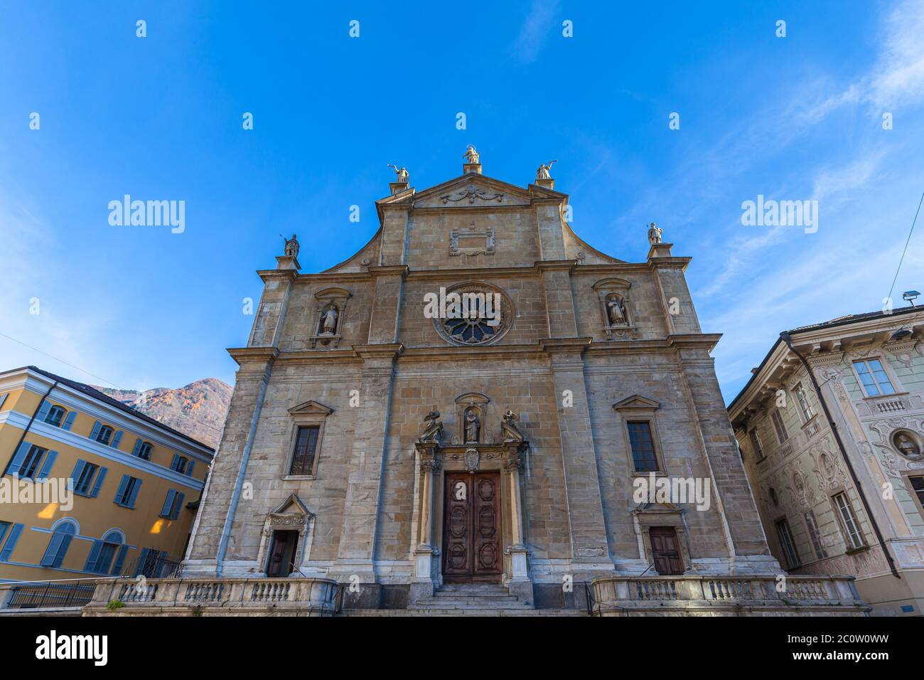 Nahaufnahme der Kirche des Stifts SS.Pietro e Stefano mit seiner imposanten Renaissance-Fassade mit schöner Skulptur und Dekotierung, in alten T Stockfoto