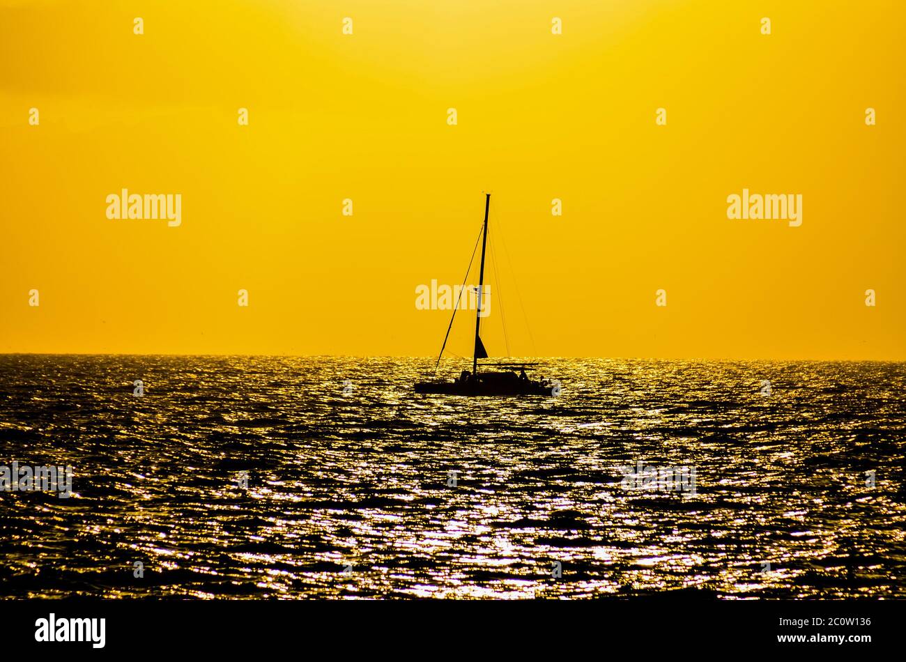 Silhouette Boot im Meer Stockfoto