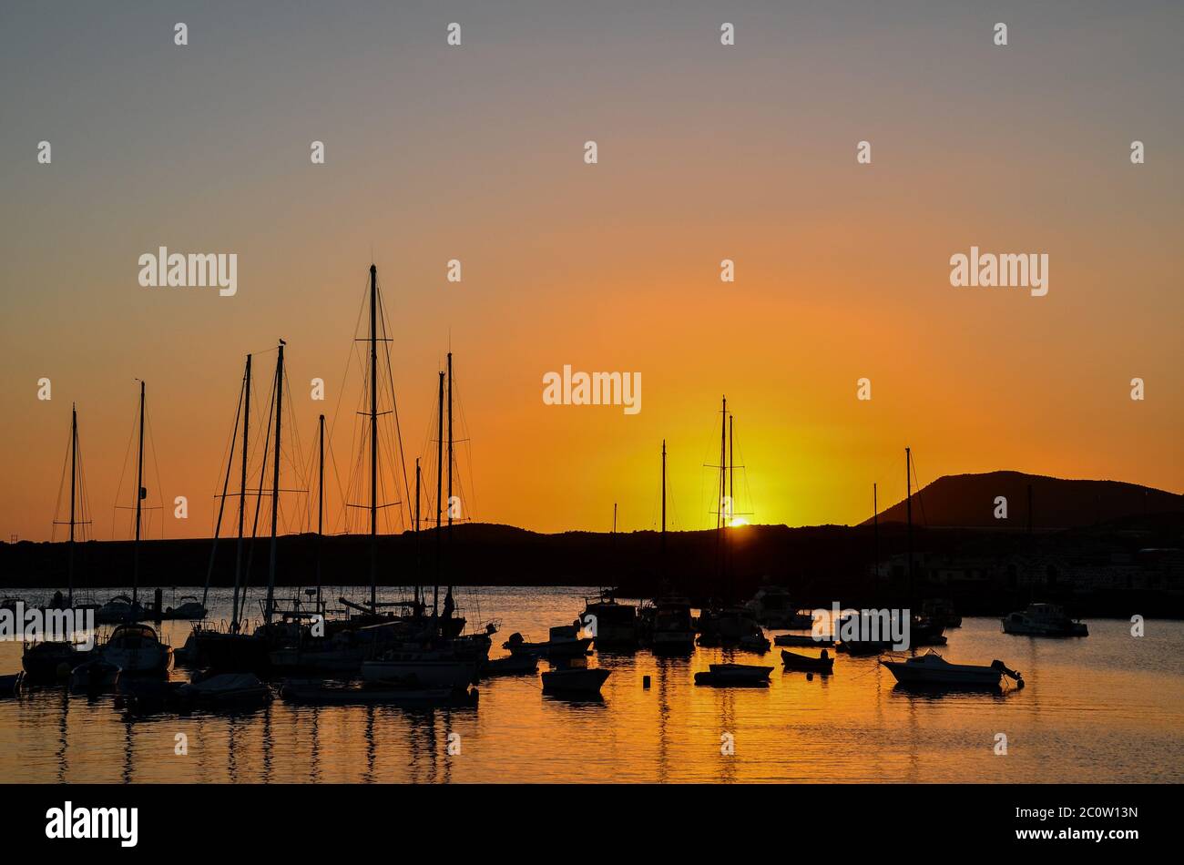 Silhouette Boot im Meer Stockfoto