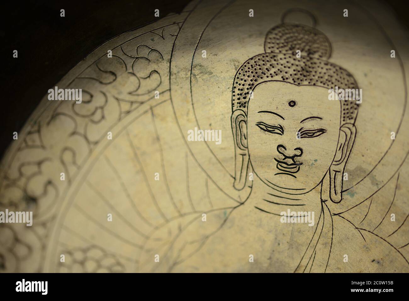 Schönes Hintergrundbild, das eine alte Gravur des Buddha (sehr flache Schärfentiefe) darstellt N Stockfoto